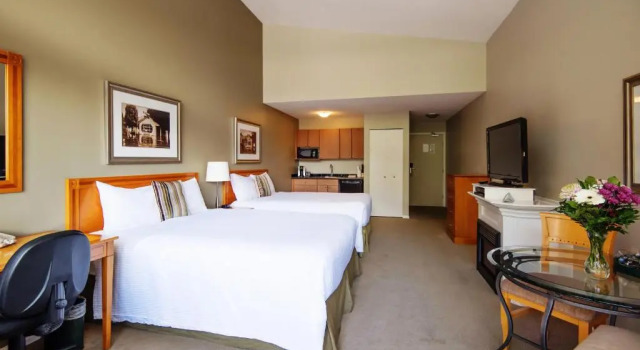 Четырёхместный номер Standard с видом на озеро Harrison Beach Hotel