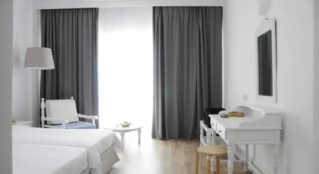 Трёхместный номер Standard с видом на море Sunrise Village Beach Hotel
