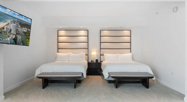 Полулюкс с балконом и с видом на бассейн FB Miami Beach Tresor Private Luxury Suites