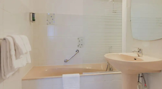 Номер Comfort Brit Hotel Dijon Sud