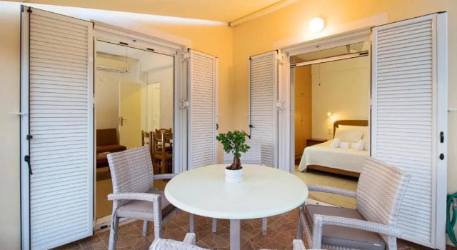 Коттедж Romanos Beach Villas