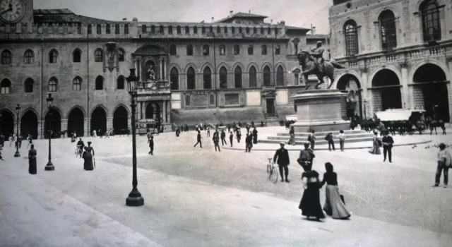 Residenza Due Torri check in presso HOTEL CENTRALE Vicolo Cattani 7, Забронировать Отель Болонья провинция Болонья, рядом с Башня Гарисенда