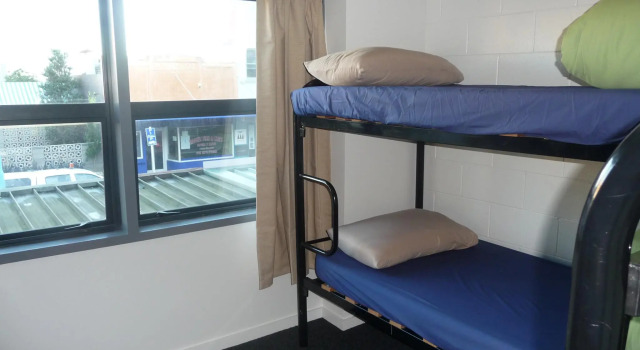 Кровать в общем номере Mount Backpackers
