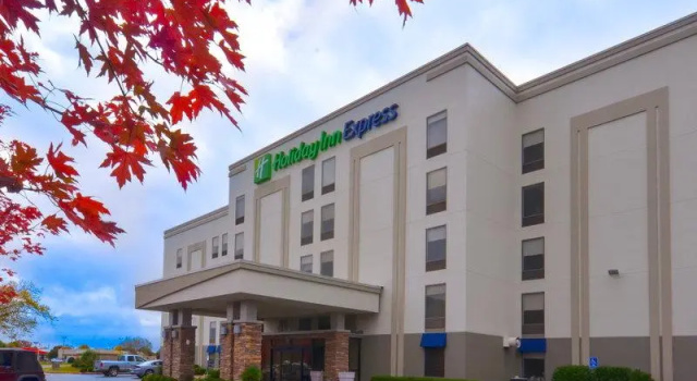 Кровать в общем номере Holiday Inn Express & Suites Fayetteville University of Arkansas Area by IHG