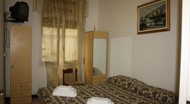 Albergo Trilli, Забронировать Отель Варацце Ривьера-делле-Пальме, рядом с Пляж Варацце