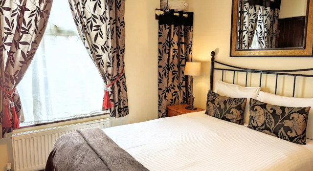 Номер Economy Brookside Hotel & Residents Bar , Cozy lounge areas & Terrace ,Suitable for Solo Travelers Couples Educational Groups Families & Contractors welcome