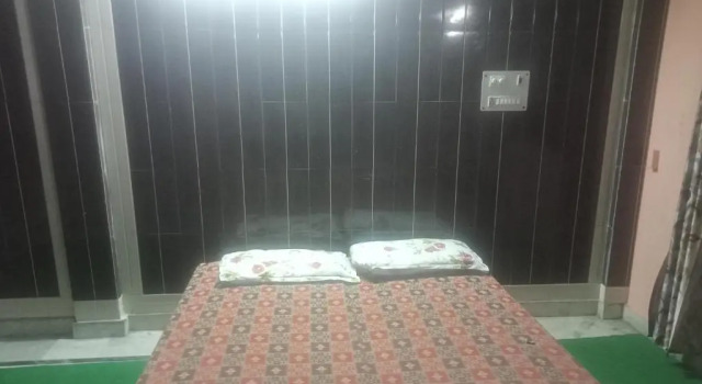 Кровать в общем номере Hotel Rajpal Guest House
