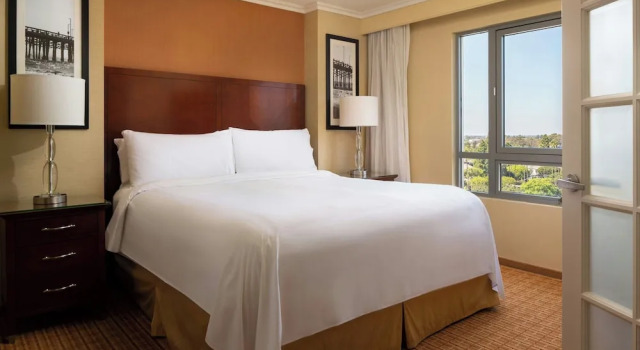 Люкс c 1 комнатой с видом на залив Newport Beach Marriott Bayview