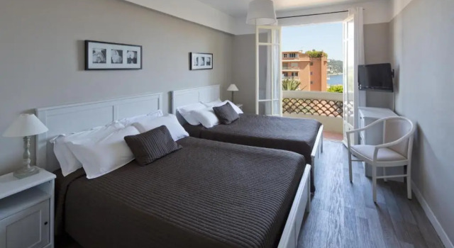 Четырёхместный номер Standard с видом на море Hôtel Le Provençal