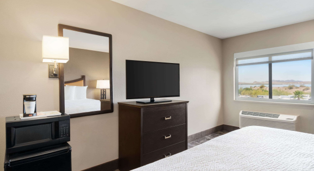 Travelodge by Wyndham Lake Havasu, Забронировать Отель Отели Лейк-Хавасу-Сити с парковкой, рядом с Psychic Advisor, Парковка