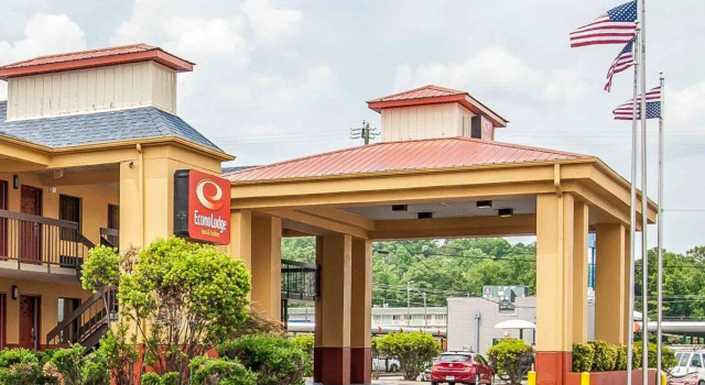 Econo Lodge Inn & Suites