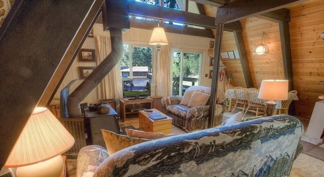 Lodgepole Chalet 3 Bedroom Home by RedAwning