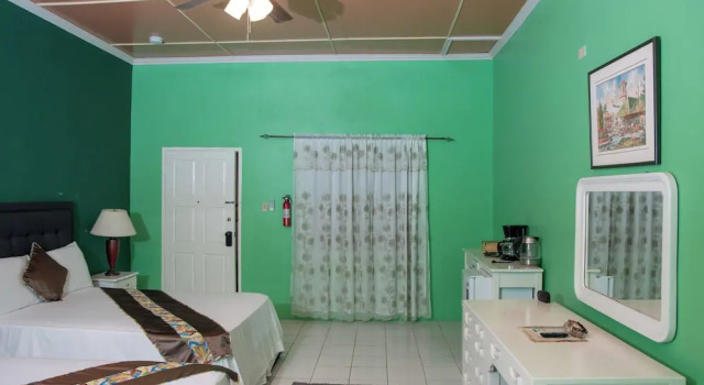 Beach-Pool-Sun-family-6 bedroom getaway
