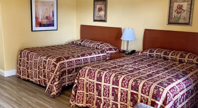 Четырёхместный номер Classic Town & Country Motel