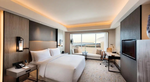 Двухместный номер Deluxe с видом на бассейн Conrad Manila