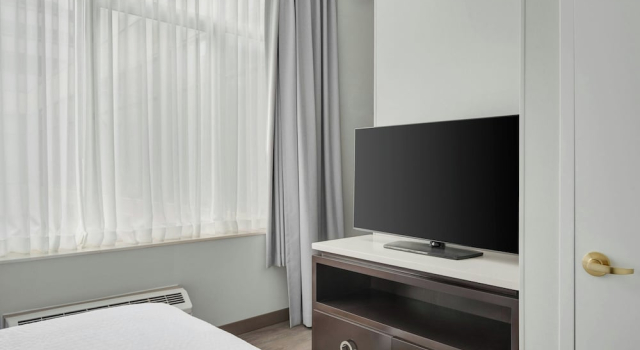 Люкс Fairfield Inn and Suites Chicago Downtown/ Magnificent Mile