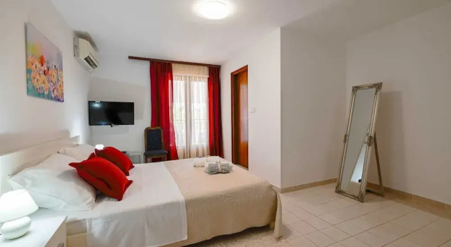 Номер Classic Calm and Stylish Rooms With Balcony