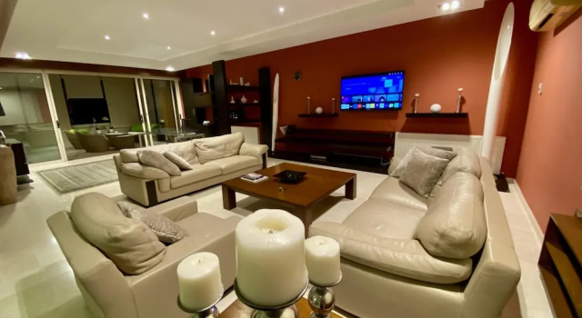 Hallmark Beach Apt by TrulyCyprus, Boek Appartement Germasogeia 