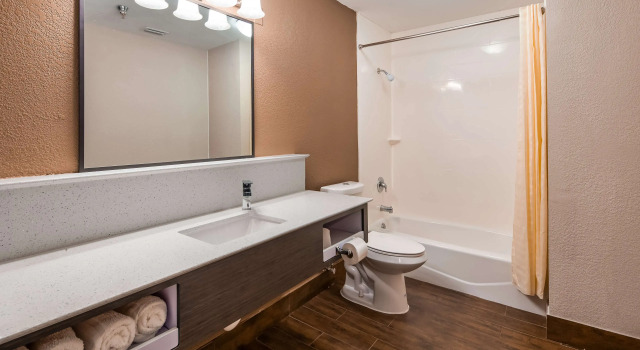 Четырёхместный номер Standard SureStay Hotel by Best Western Brownsville