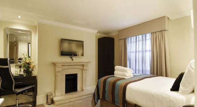 Кровать в общем номере Astors Belgravia