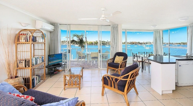 Апартаменты с 3 комнатами с балконом и с красивым видом из окна Amazing Waterfront Views Sunshine Coast H330