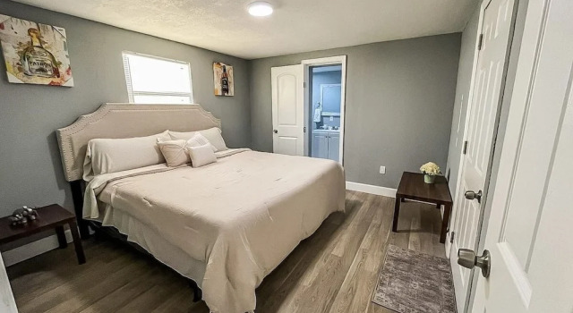 Modern space in the heart of Tampa, Забронировать Гостевой дом Отели Тампа с парковкой, Парковка