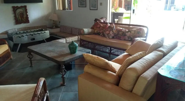 Casa com piscina em condomínio fechado no Guarujá