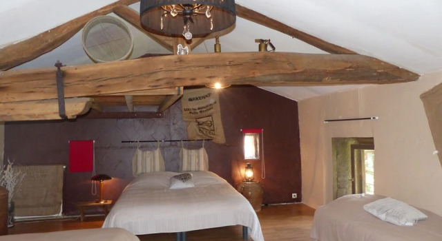 Gîte atypique la croix du py, Boek Hotel Avenas Rhone-Alpen