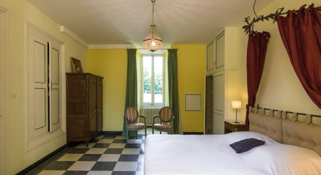 Castle Apartment in Chaleix by Forest, Book Apartment Hotels in Vergnelibert with Parking, Parking