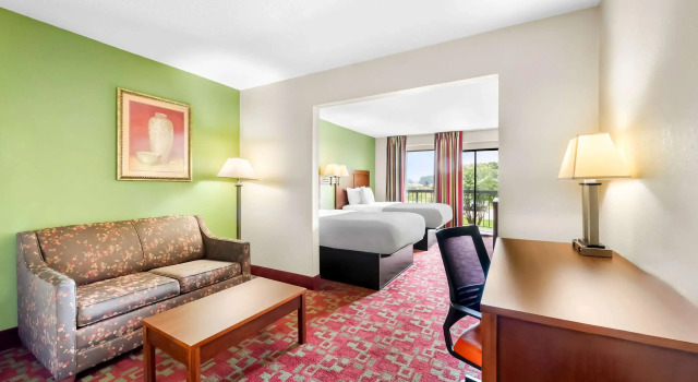 Четырёхместный люкс Quality Inn Selma - Smithfield