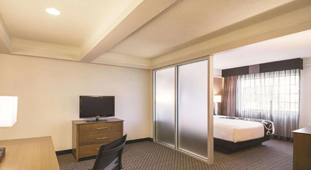 Двухместный люкс Deluxe La Quinta Inn & Suites by Wyndham Austin Near The Domain