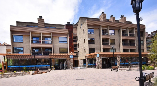 Vail 21 #304 1 Bedroom Condo by RedAwning, Забронировать Апартаменты/квартира Отели Вейл с парковкой, Парковка