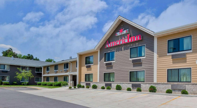 Кровать в общем номере AmericInn by Wyndham Algona