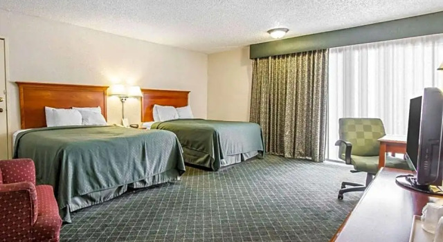 Четырёхместный номер Deluxe Quality Inn Tucson Downtown near Convention Center