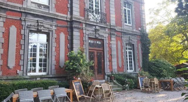 Château Lambert Hotel-Resto-Parking-Shuttle, a 1 ha green Oasis at 8 min from CRL Airport without any noise