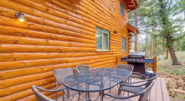 Picturesque Log Cabin in Estes Park: 9 Mi. to Rmnp, Забронировать Дом для отпуска Отели Эстес-Парк с парковкой, Парковка