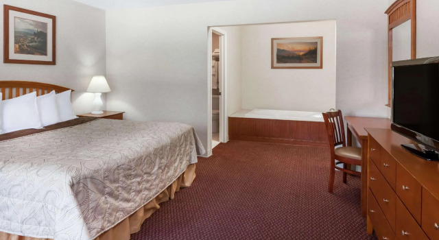 Двухместный номер Deluxe Howard Johnson by Wyndham Traverse City