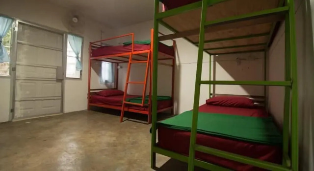 Кровать в общем номере Hug Chang House
