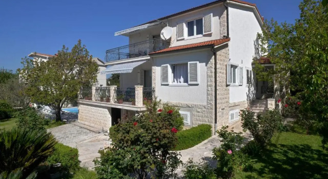 Villa 4US with pool,near Split and sea