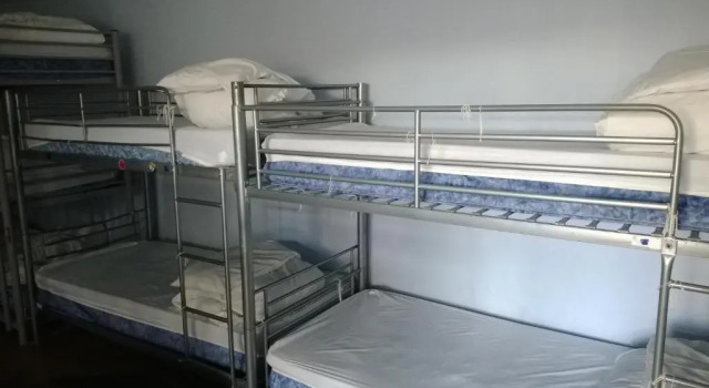 Кровать в общем номере Queen Elizabeth Hostel