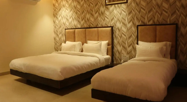 Hotel Purple Orchid, Забронировать Отель Отели штата Махараштры с бассейном, Бассейн