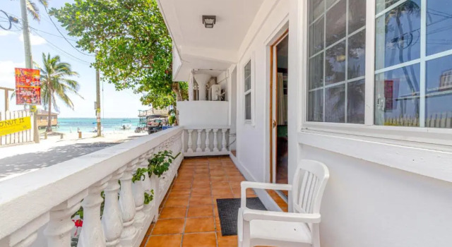 Номер Economy Blue Tang Inn - Beachfront Suites and Pool