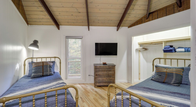 Коттедж Hike & Ski! Cabin w/ Hot Tub in Beech Mountain