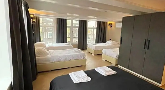 Кровать в общем номере Hotel 83