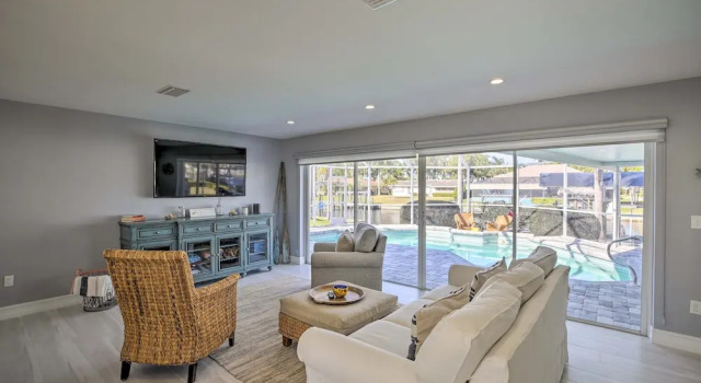 Коттедж с 3 комнатами Canalfront Cape Coral Home With Dock & Bbq!