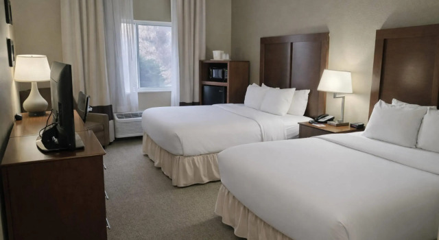 Четырёхместный номер Standard Comfort Inn Barboursville near Huntington Mall area