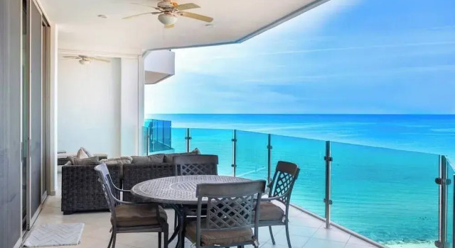 Апартаменты Luxury Beachfront Condo on Sandy Beach