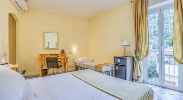 Трёхместный номер Standard с видом на горы Hotel Albatros Varigotti