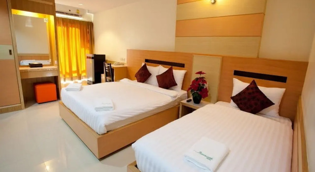 Трёхместный номер Standard с балконом Amnauysuk Hotel