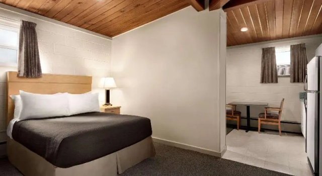 Четырёхместный номер Standard Thriftlodge Moose Jaw